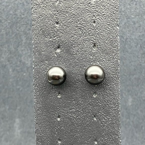 Jewelry - Pierced Stud Earrings Gunmetal Gray Black Metallic Pearlescent Round Classic